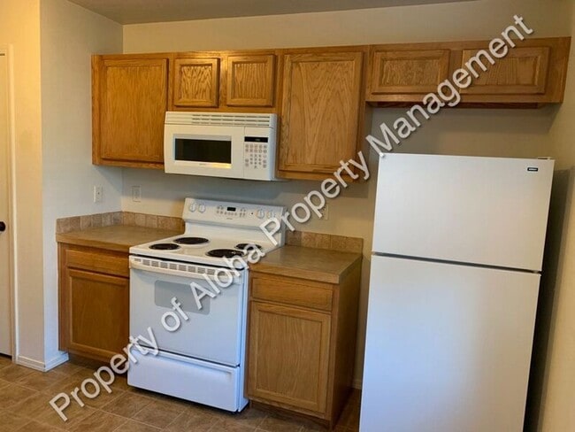 Building Photo - 1065 W Pine Ave