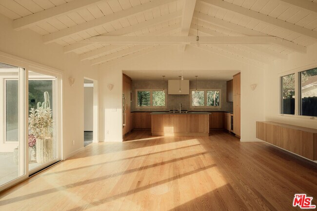 Building Photo - 914 Bienveneda Ave