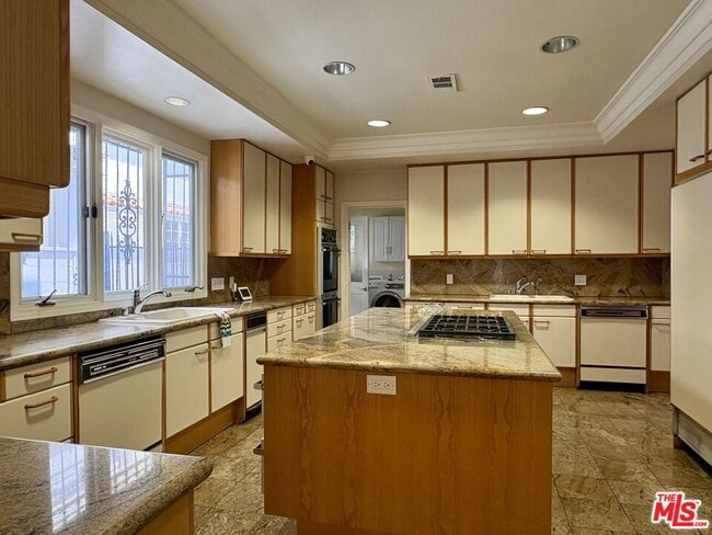 Building Photo - 414 N Las Palmas Ave
