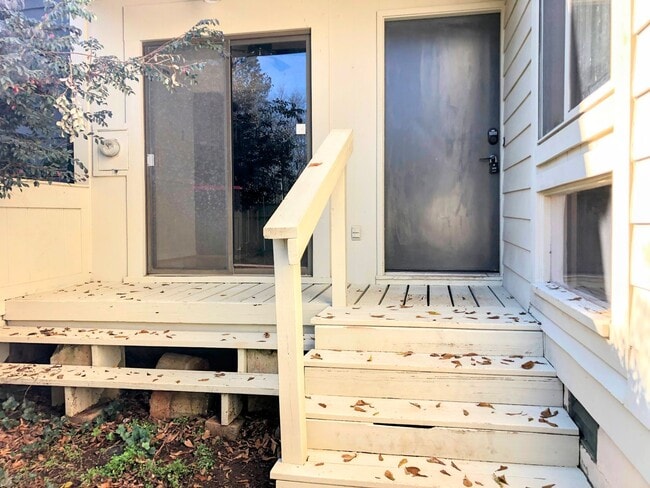 Building Photo - 3 bedroom 2.5 bathroom Home Near UGA and on the UGA Busline!