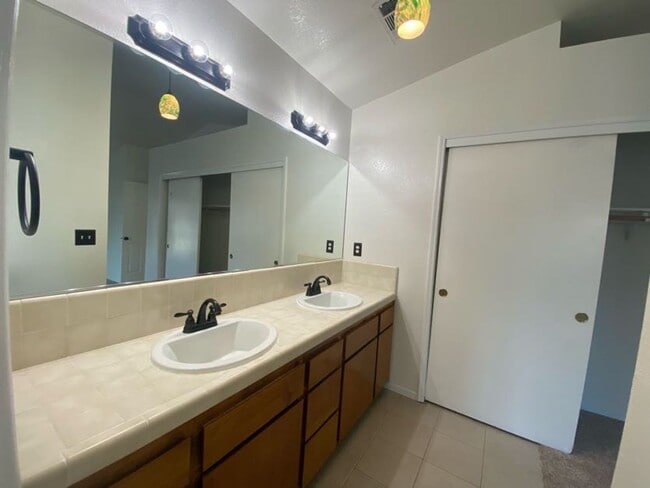 Building Photo - 1947 Henshaw Ave