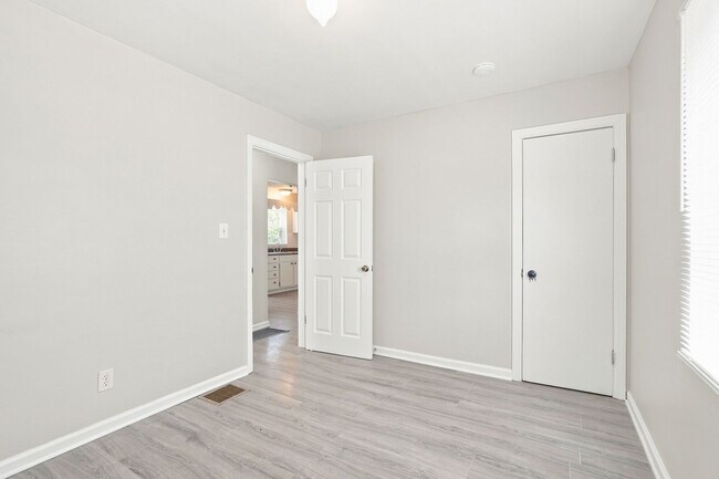 Building Photo - 108 Columbian Ave