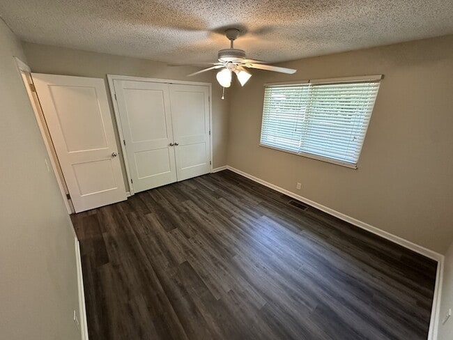 Building Photo - 116 SE Springdale Dr