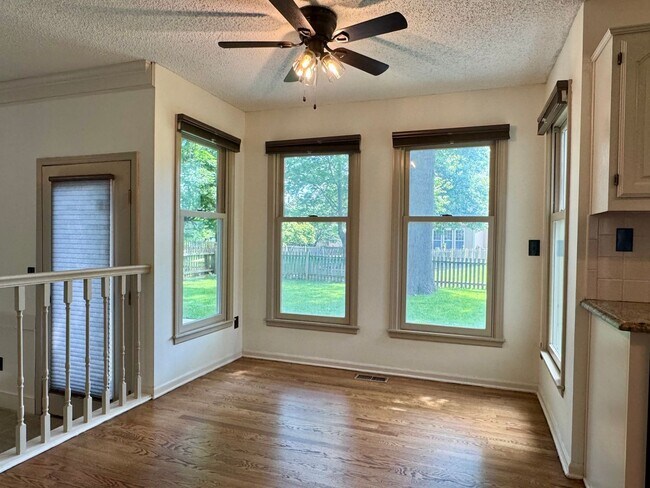 Building Photo - {12009} Available Immediately + Finished Lower Level + Olathe Schools