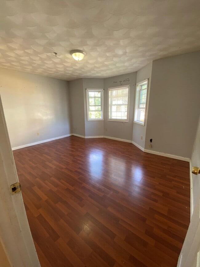 Building Photo - Spacious Newly Constructed  4 Bed 2 Bath T...