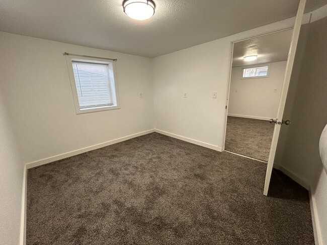 Building Photo - 3 Bedroom 1 Bath Beautiful House with Fenced Yard & Garage