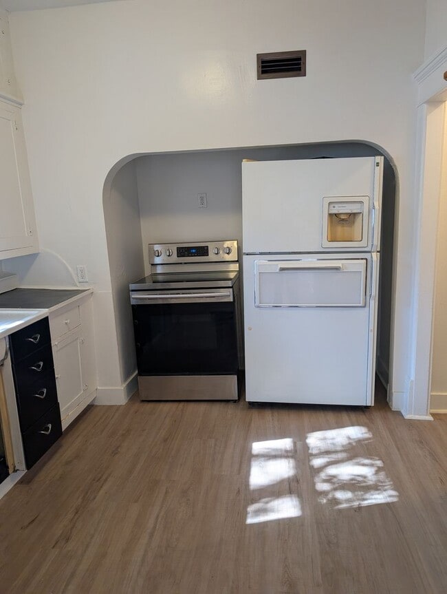 Building Photo - 921 5th St