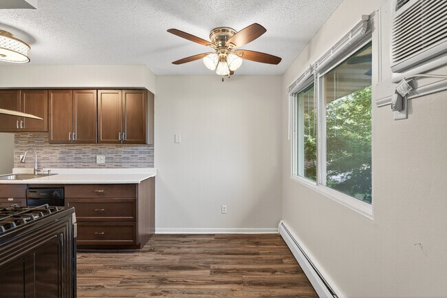 Building Photo - Rosco Apts- 2710