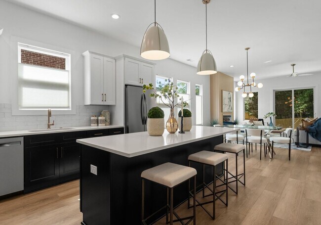 Building Photo - 2006 St Johns St