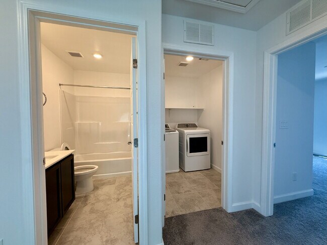 Building Photo - 3 BED 2.5 BATH 2 CAR GARAGE TOWNHOUSE W/ LOFT IN HENDERSON CADENCE COMMUNITY FEAT. COMMUNITY POOL!