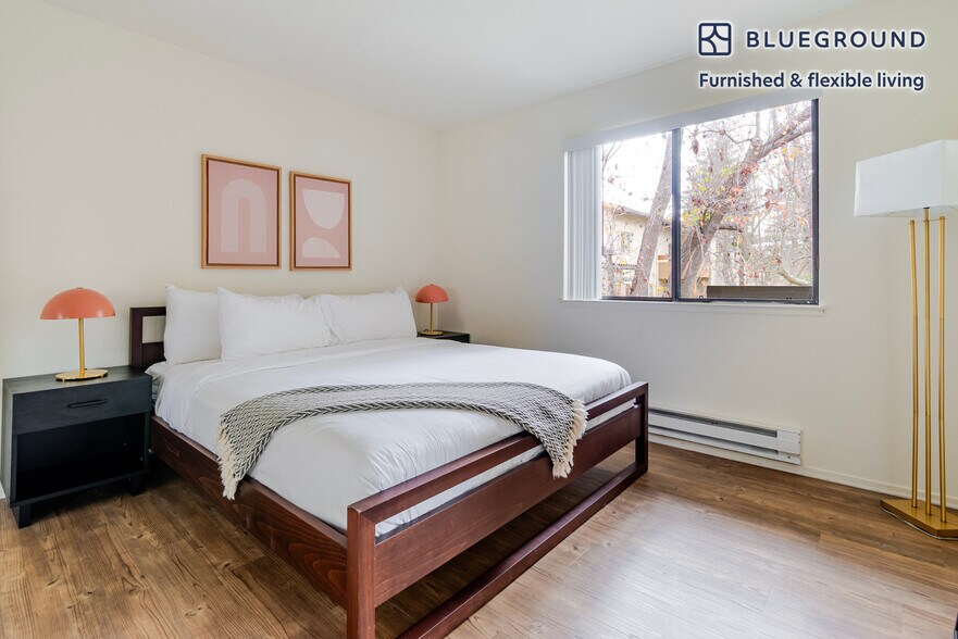 Building Photo - 1600 Villa St