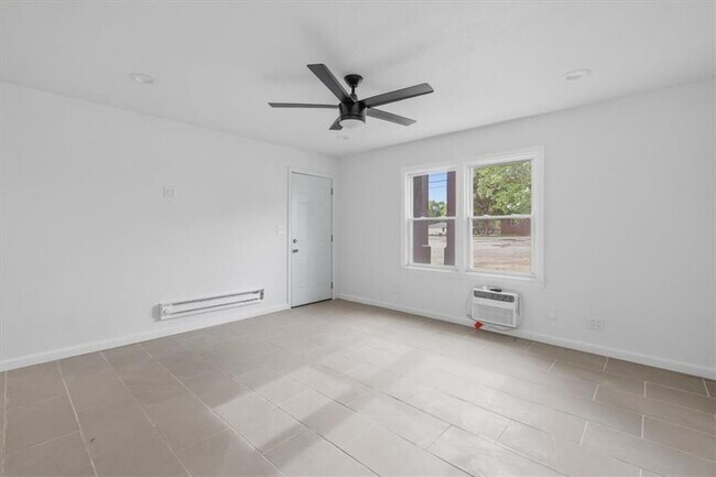 Building Photo - 610 N College Dr