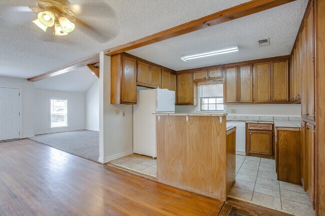 Building Photo - MOVE IN SPECIAL! 3/2 Close to Tech