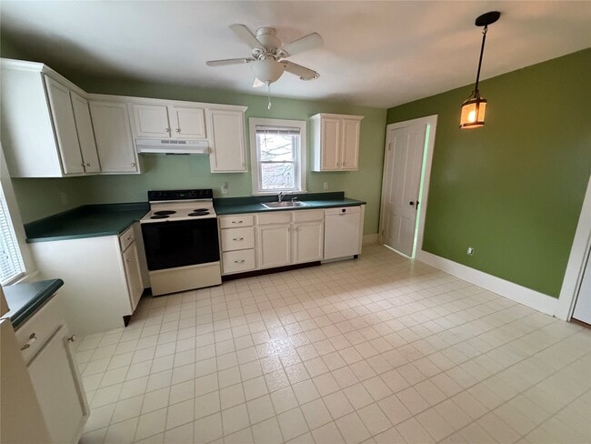 Building Photo - 928 W 3rd St