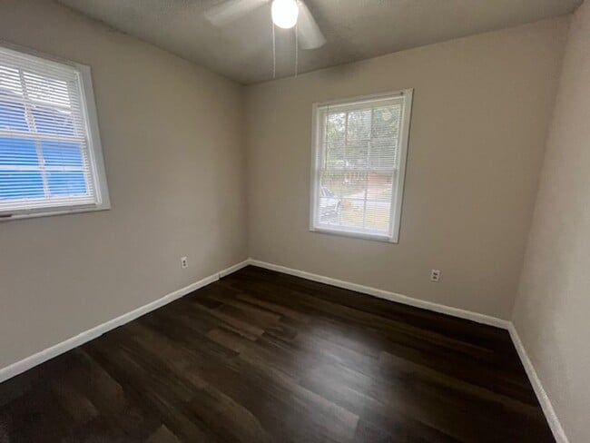 Building Photo - 904 Jamestown Dr