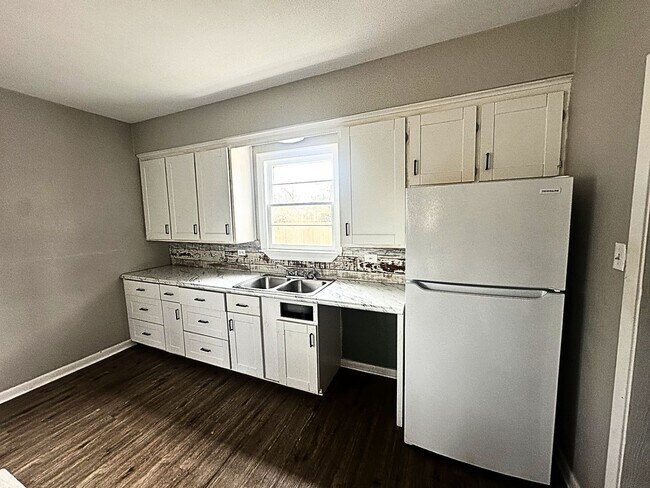 Building Photo - Charming Home