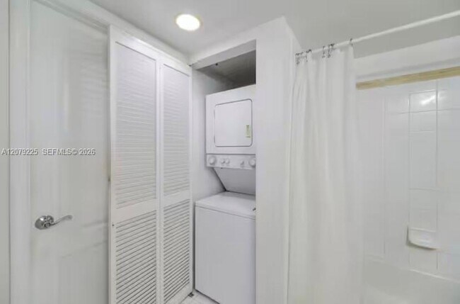 Building Photo - 1200 Brickell Bay Dr