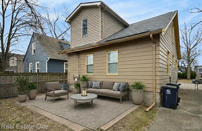 Building Photo - 1105 E Fifth St