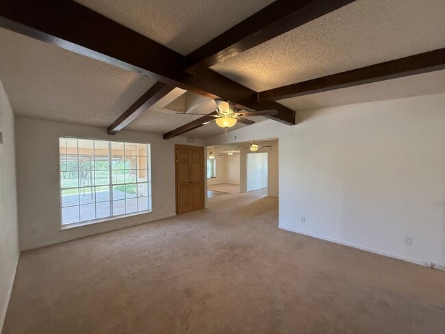 Building Photo - Spacious 4 bedroom, 2 bath home AVAILABLE NOW!