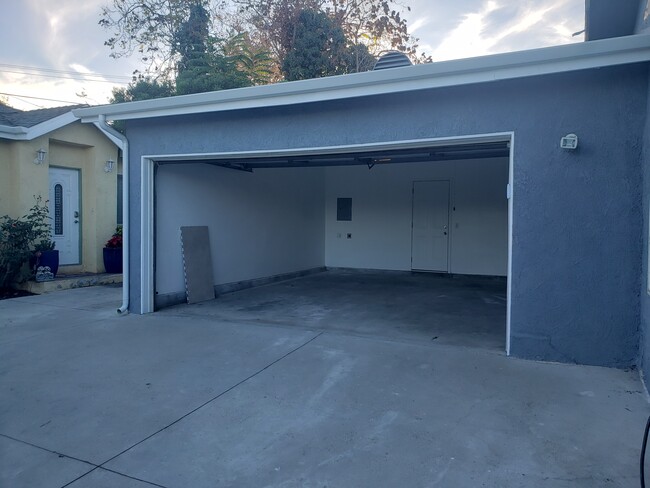 Garage - 10240 Parkinson Ave