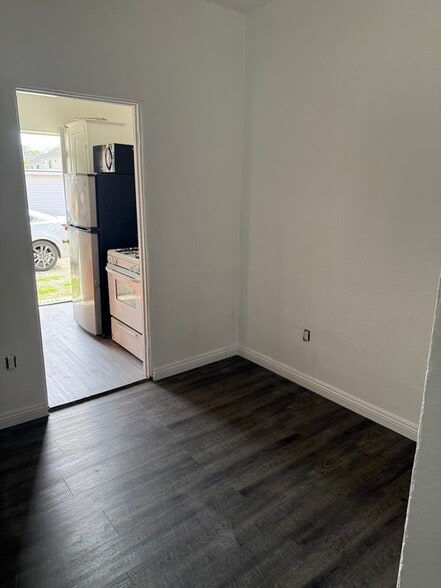 Building Photo - 910 S Marengo Ave