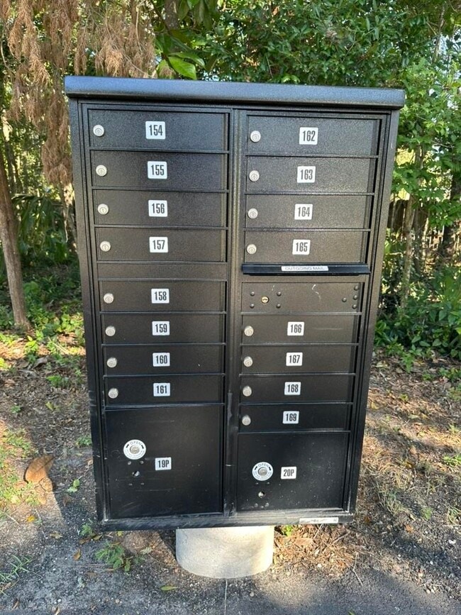 Building Photo - 742 Parklawn Ct