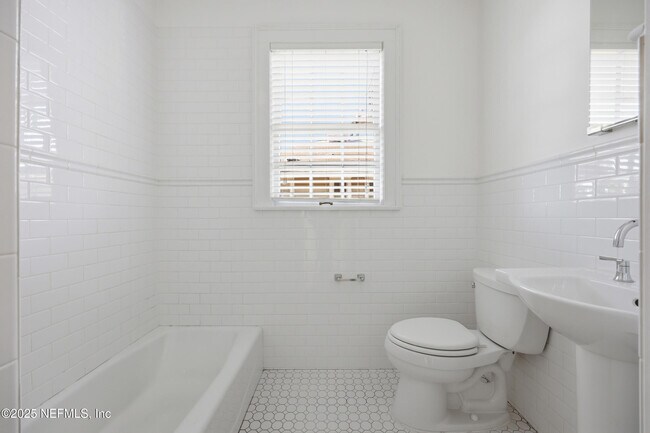 Building Photo - 3110 Oak St