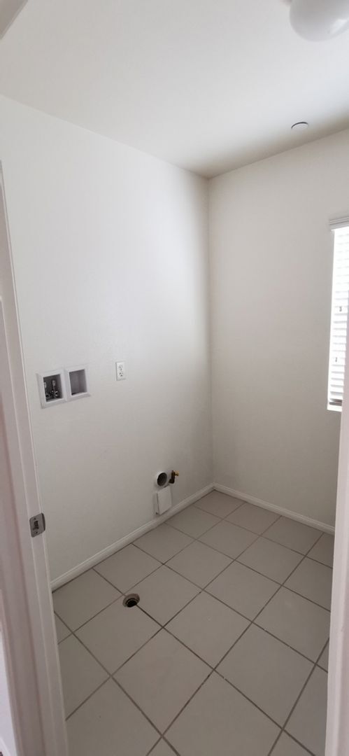 Building Photo - Beautiful large 3 bedroom home in Eastvale!