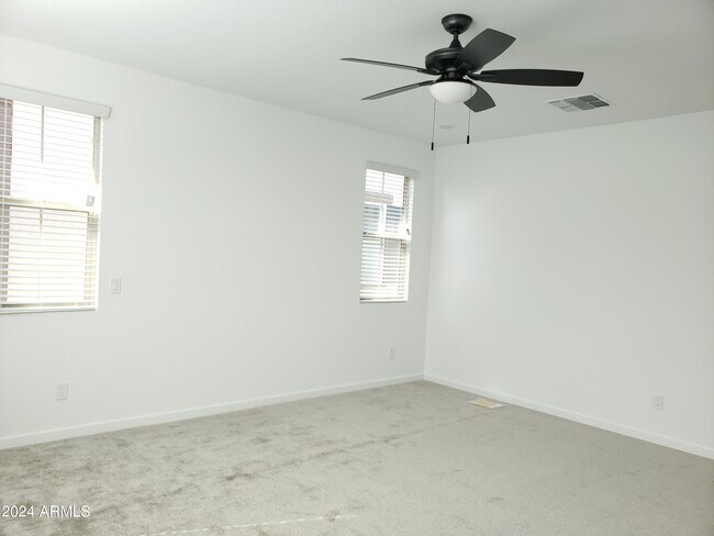 Building Photo - 1315 W Crane Dr