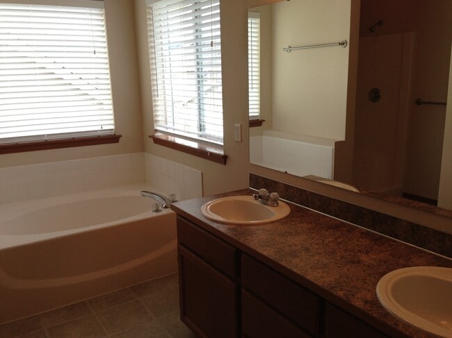 Building Photo - 202 Hawk Ave SW