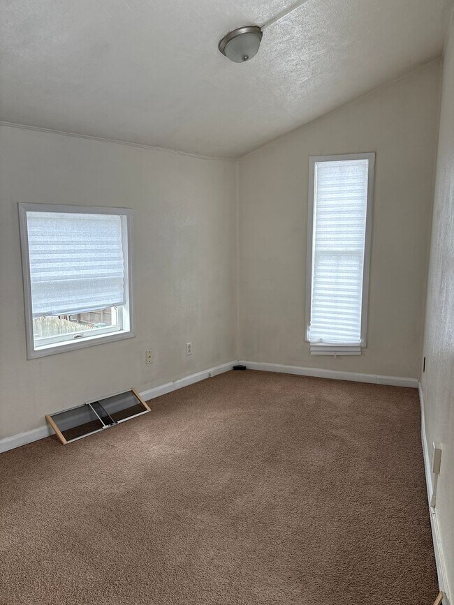 Building Photo - Spacious 2+ Bedroom Apartment-York City SD
