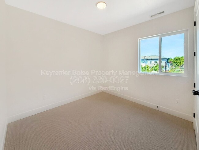Building Photo - 373 E Lombard Ln