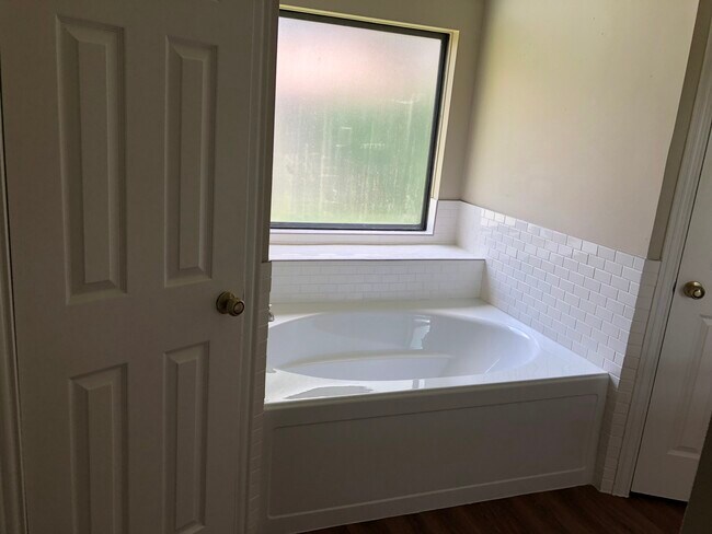 Master bathroom - 22014 Shady Valley Dr