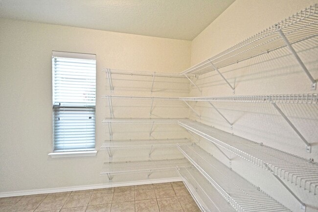 Building Photo - 2121 Sinclair Dr