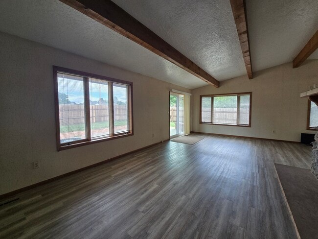 Building Photo - Large 5 Bed, 3 Bath House