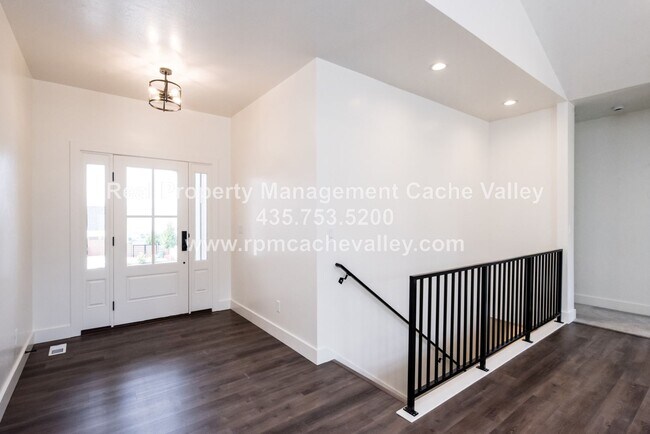 Building Photo - Gorgeous 3 br 2 bath home in Hyde Park! Ha...
