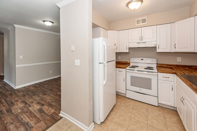 Building Photo - 2 Bedroom 2.5 Bath Townhouse in The Arbor ...