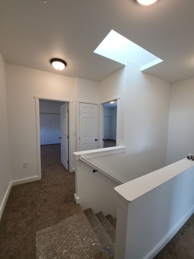 Building Photo - 683 Bryden Ave