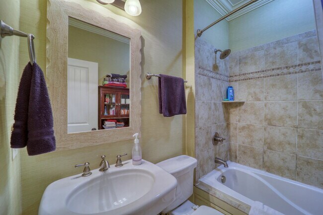 Building Photo - 137 N Ridge Ln