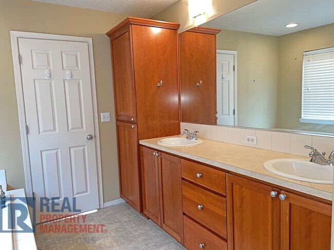 Building Photo - Remarkable Custom Home in Arbor Vineyard!