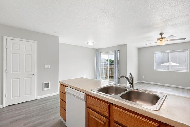 Building Photo - Fantastic 3-Bedroom, 1.5-Bath Duplex With landscaping Included!