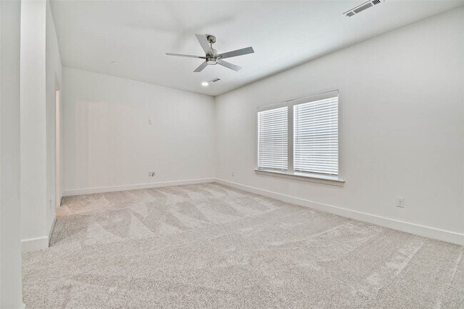 Building Photo - 508 W Persimmon St