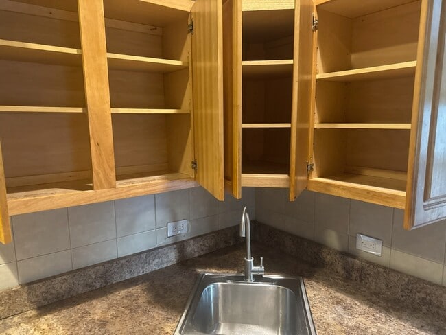 Building Photo - Updated 3-Bedroom Home in South Chicago – ...