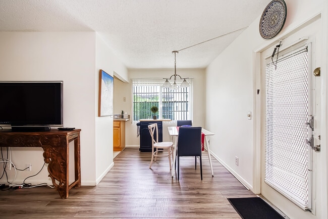 Building Photo - 438 Mansfield K