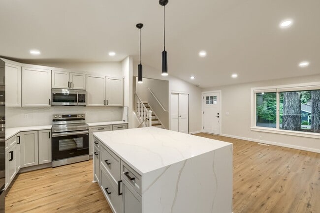 Building Photo - Bright & Charming 4bed/2.5bath in Desirable Edmonds Neighborhood!