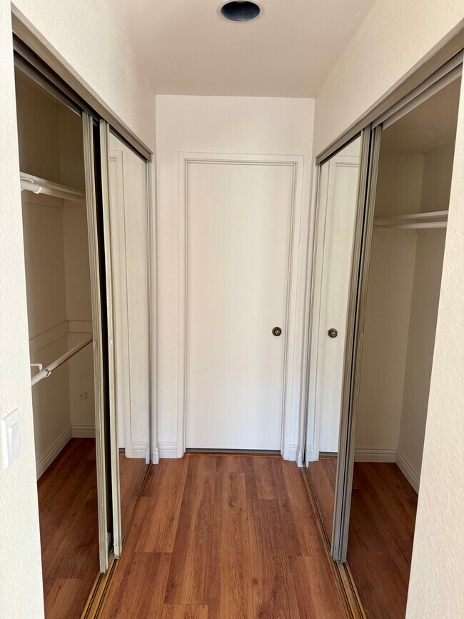 Building Photo - 3855 Thorncroft Ln