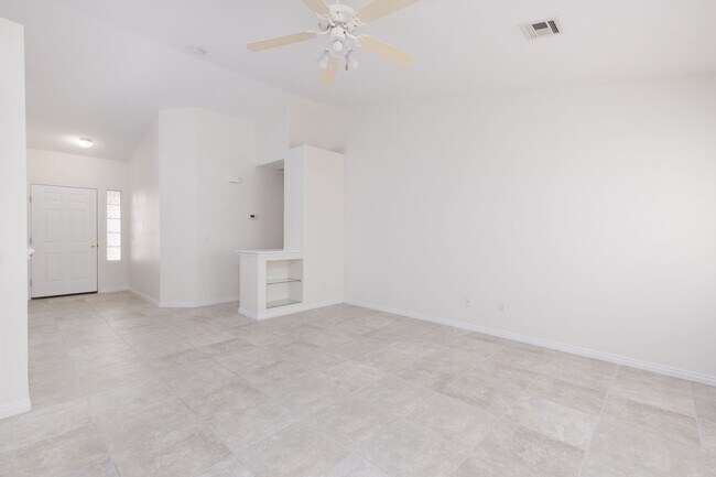 Building Photo - 3-bedroom 2-bathroom town house with a double car garage, freshly painted and new carpet.