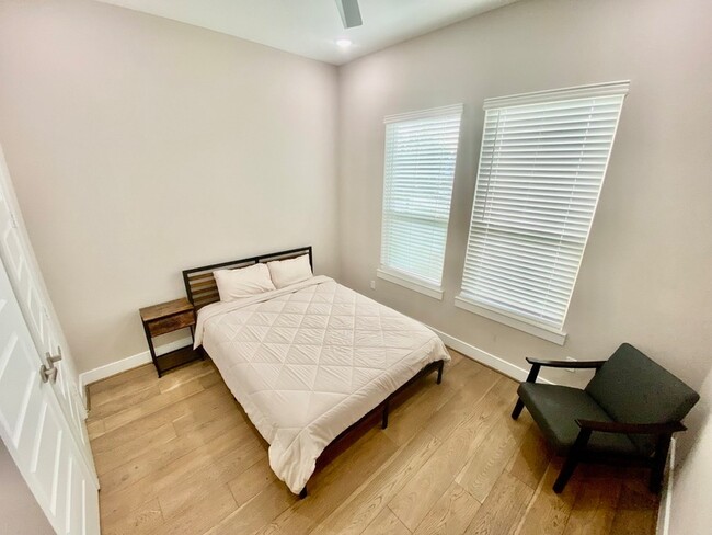 Building Photo - 303 Queen Sude Ln