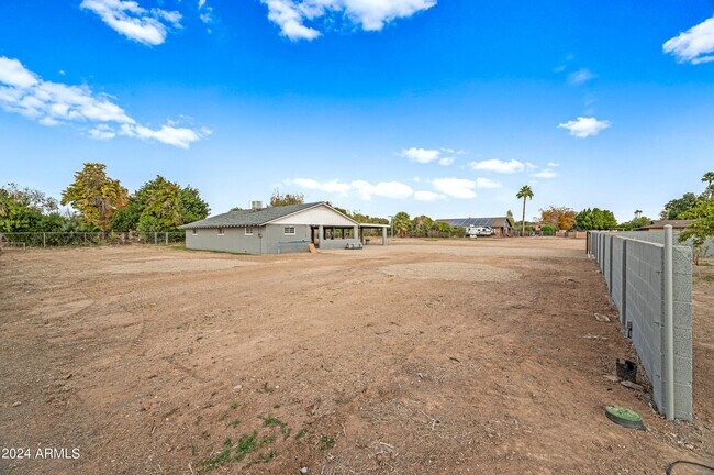 Building Photo - 4812 W Greenway Rd