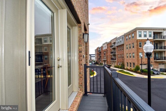 Building Photo - 4-Level Furnished townhome!